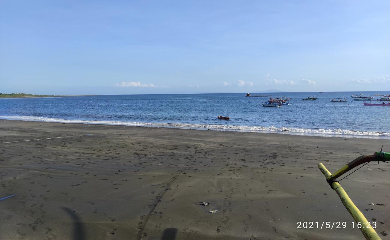 Фото Candikusuma Beach с темный песок поверхностью