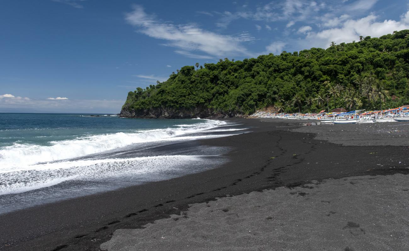 Фото Bias Lantang Beach с серый песок поверхностью