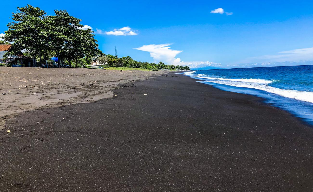 Фото Goa Lawah Beach с серый песок поверхностью