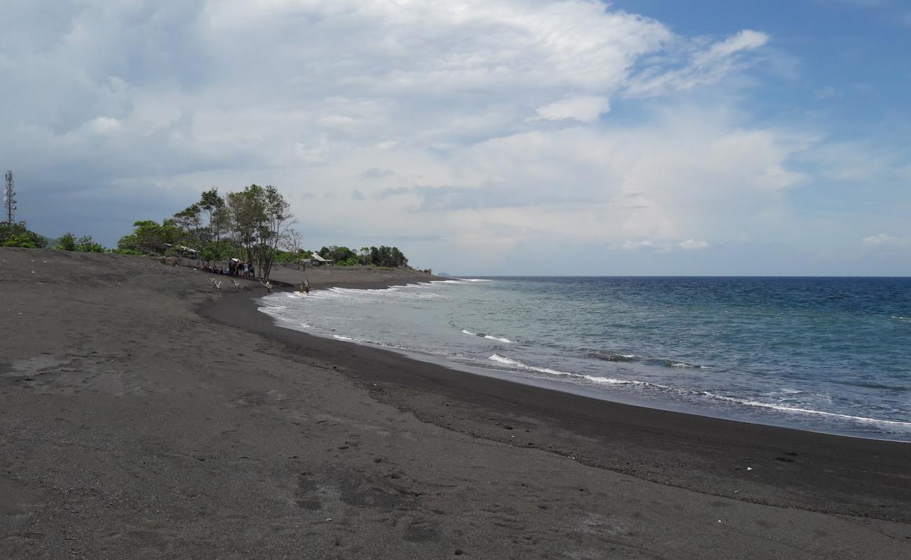 Фото Karangnadi Beach с серый песок поверхностью