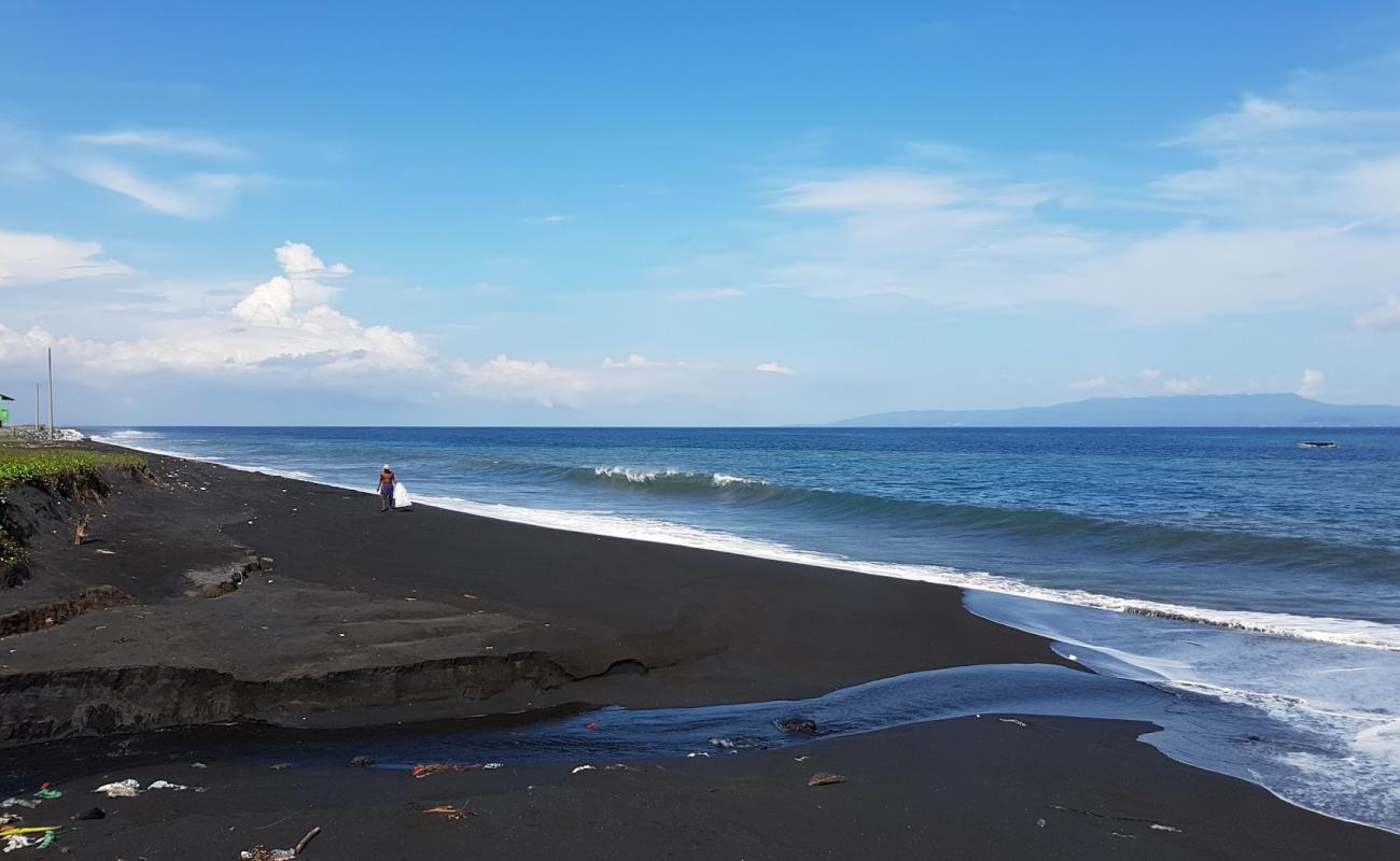 Фото Jumpai Beach с черный песок поверхностью