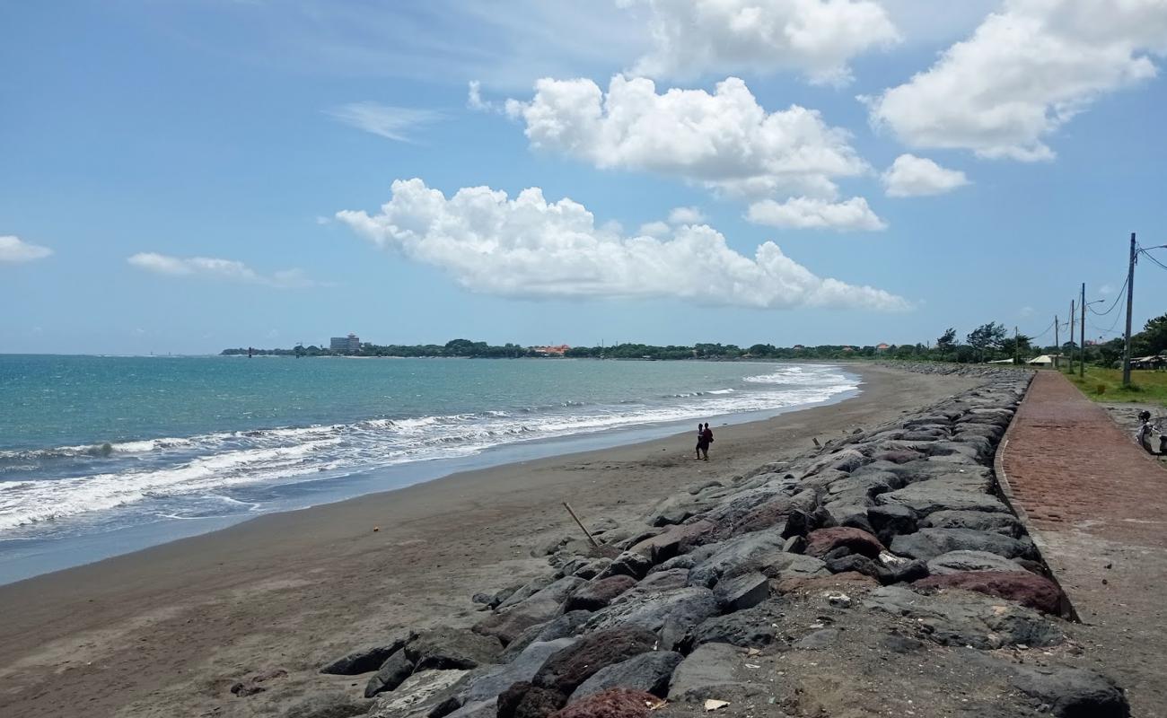 Фото Biaung Beach с серый песок поверхностью