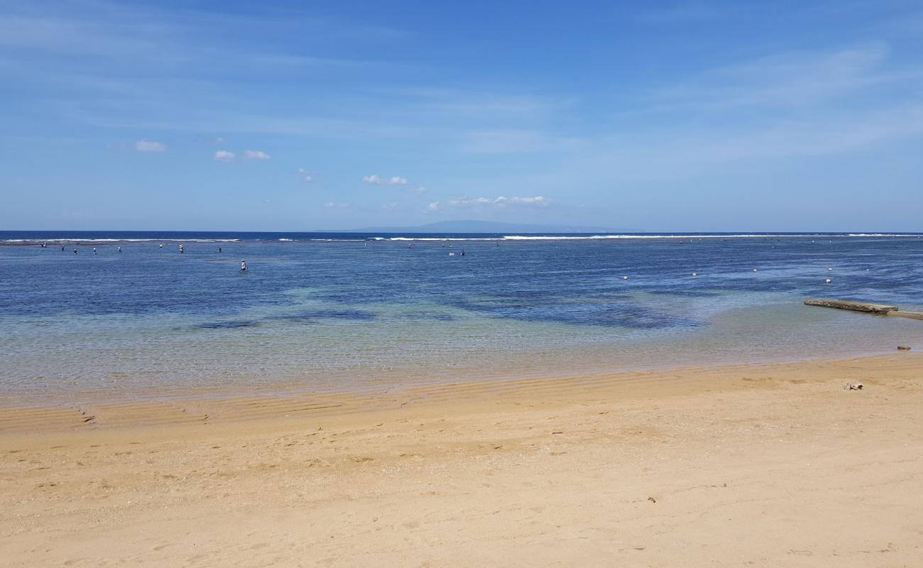 Фото Sanur Beach с светлый песок поверхностью