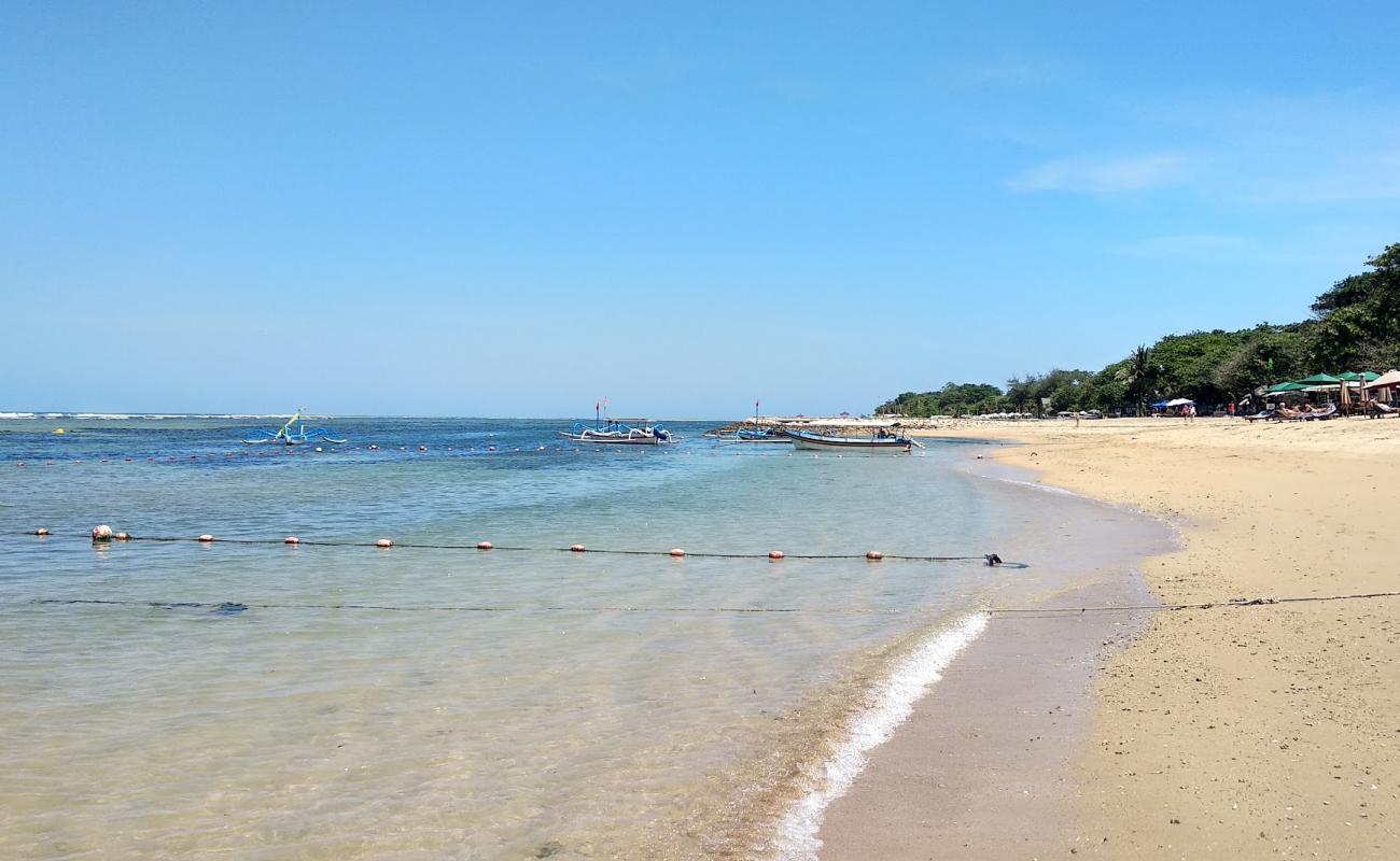 Фото Sindhu Beach с светлый песок поверхностью