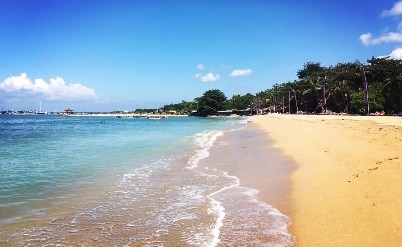 Фото Sanur Beach II с светлый песок поверхностью