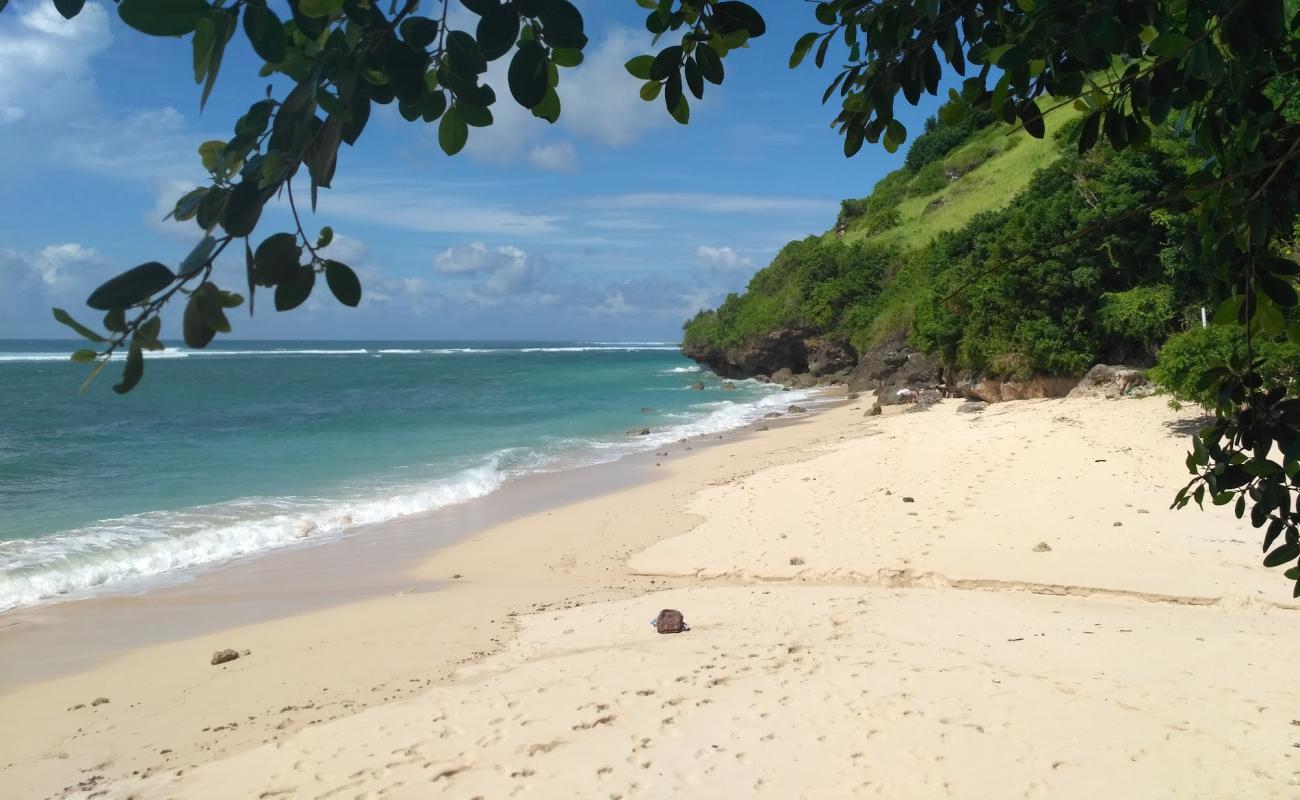 Фото Gunung Payung Beach с светлый песок поверхностью