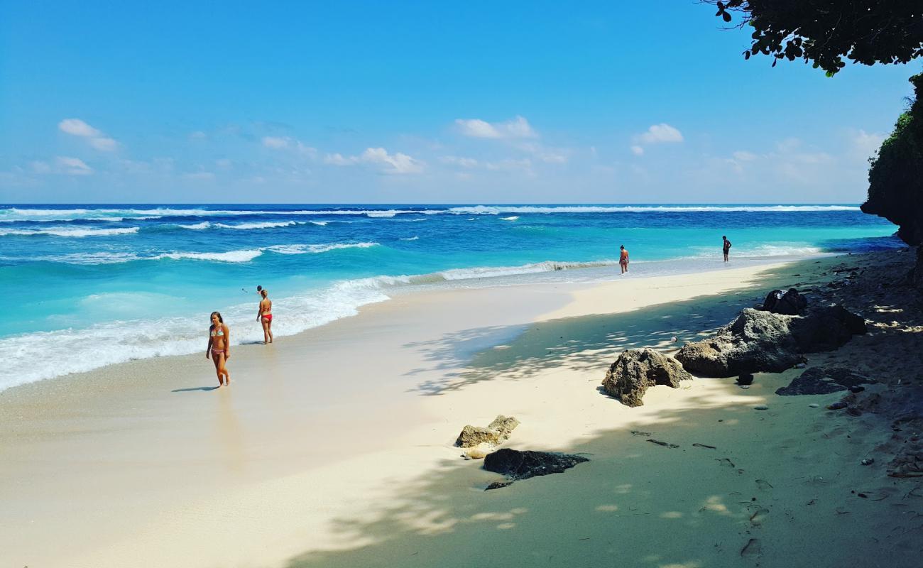 Фото Melasti beach с светлый песок поверхностью