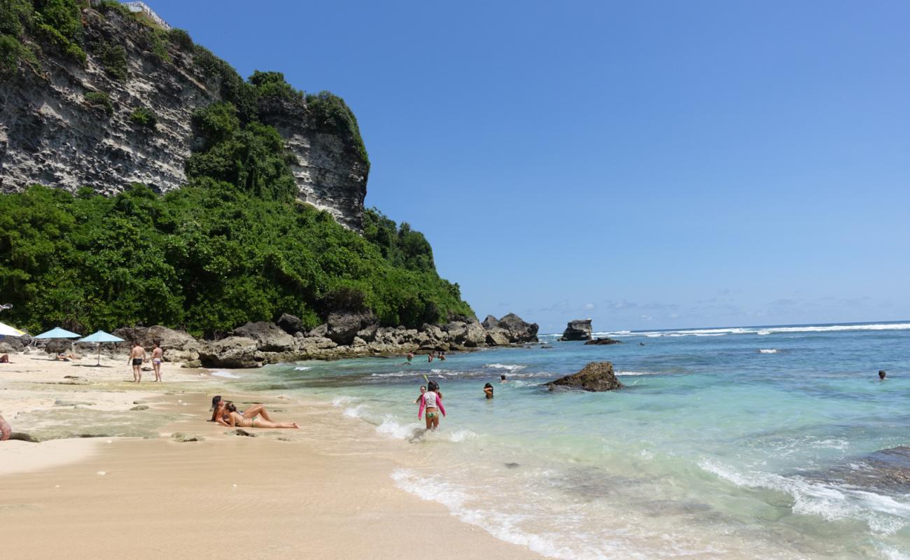 Фото Suluban Beach с светлый песок поверхностью