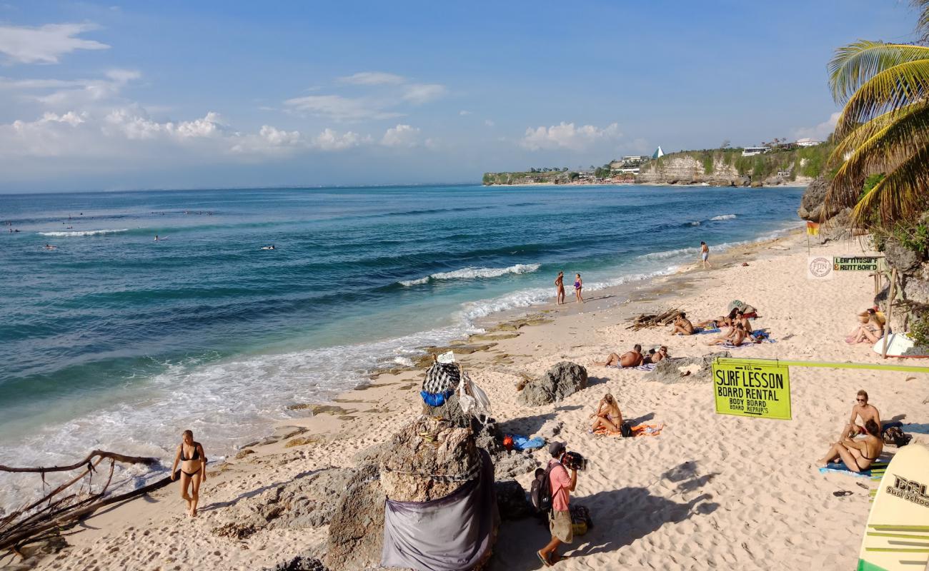 Фото Bingin Beach с светлый песок поверхностью