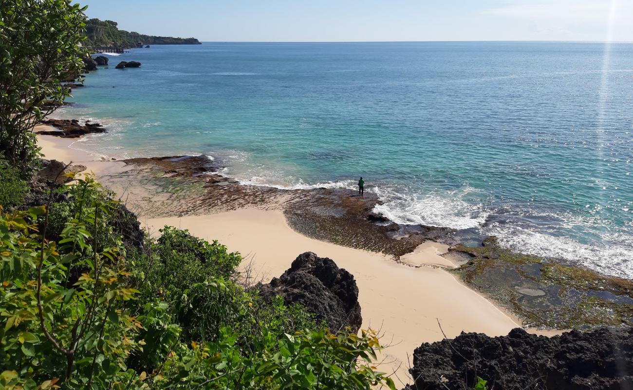 Фото Cemongkak Beach с песок с камнями поверхностью