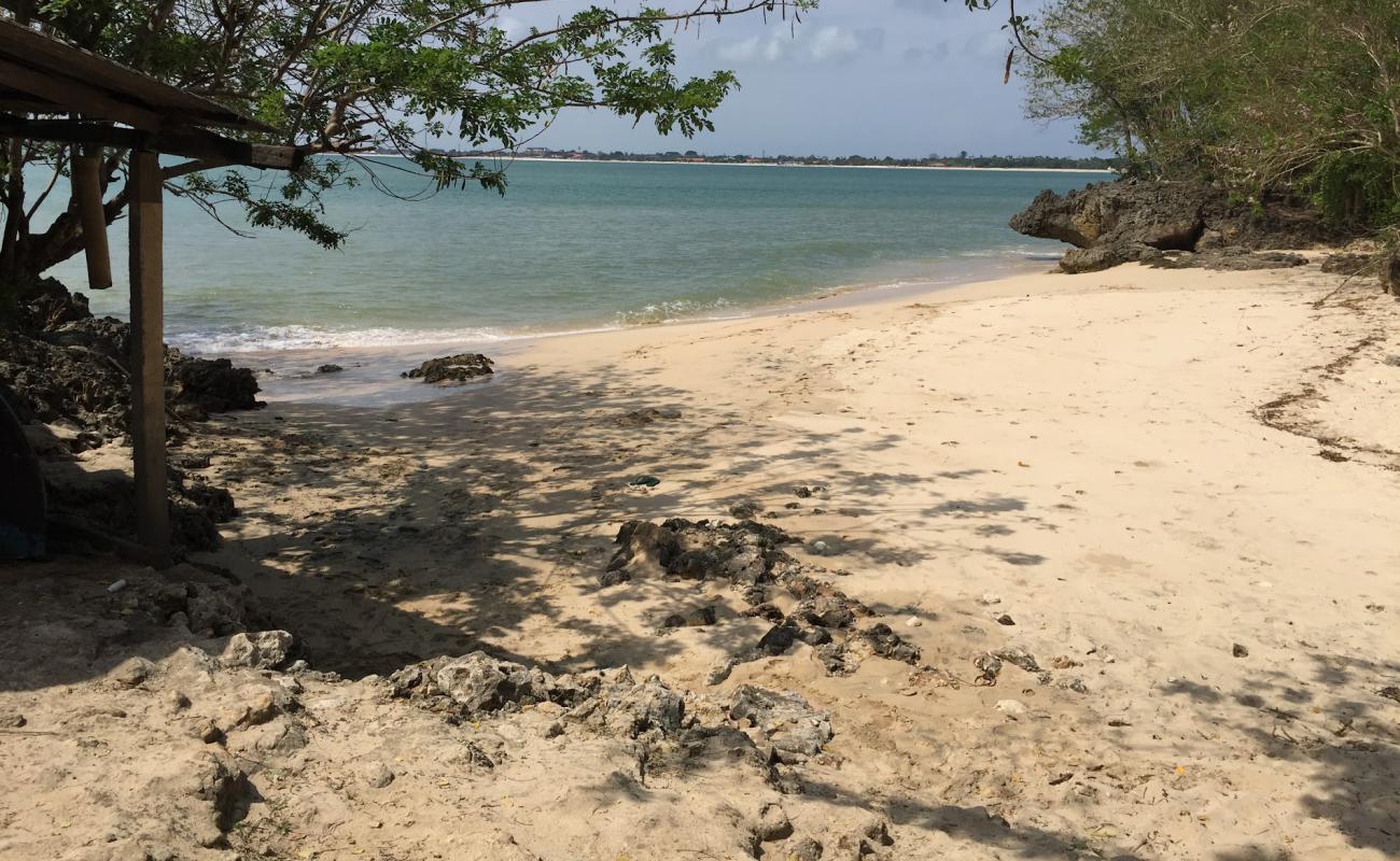 Фото Sempaning beach с песок с камнями поверхностью