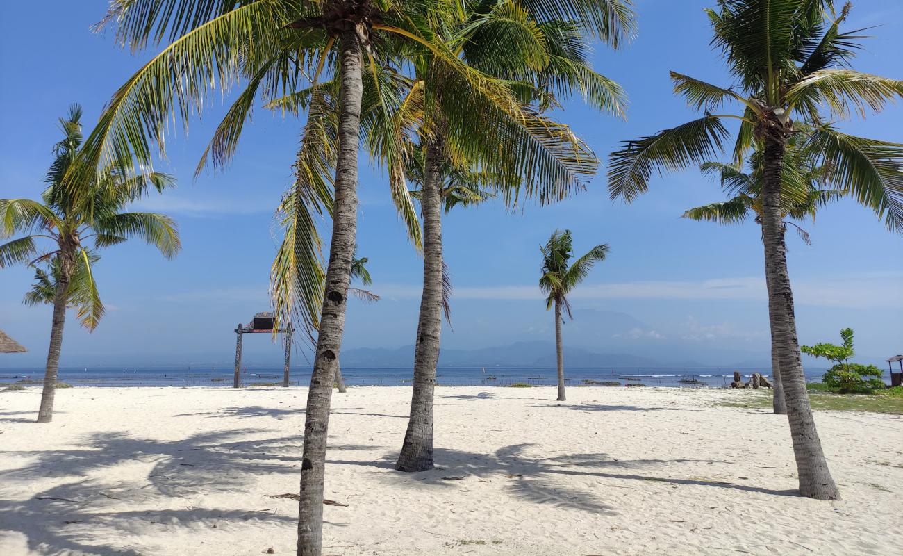 Фото Mahagiri Beach с белый песок поверхностью