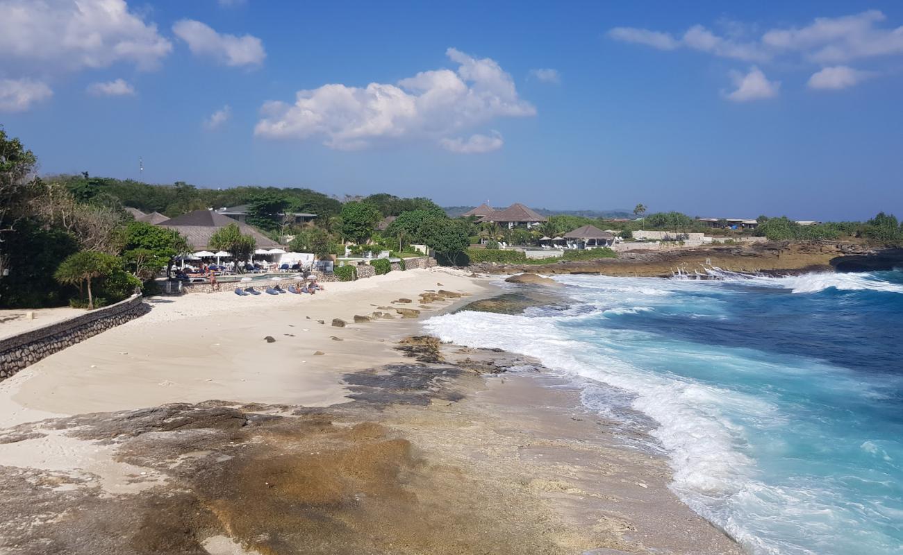 Фото Sandy Bay Beach с светлый песок поверхностью