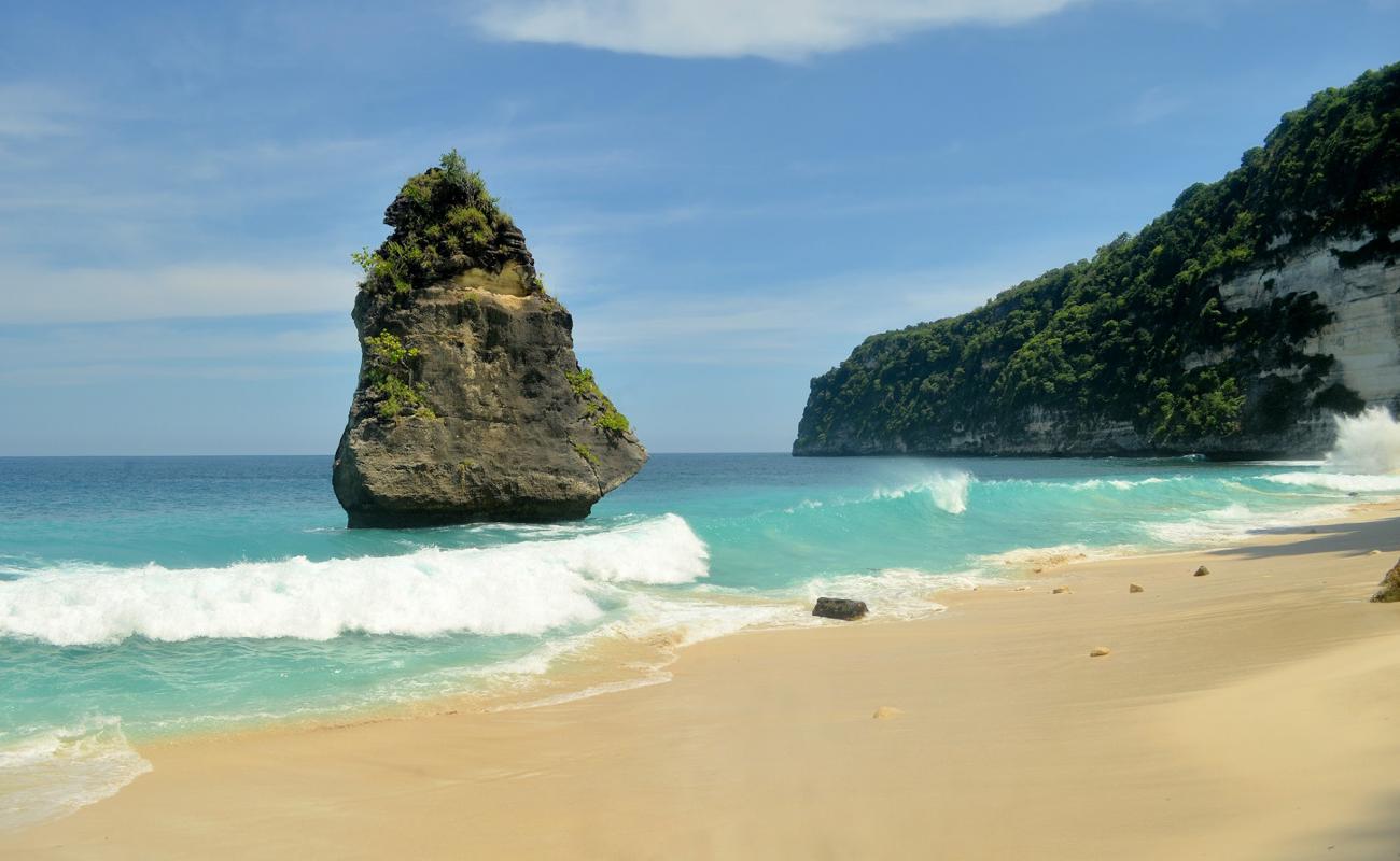 Фото Suwehan Beach с белый песок поверхностью