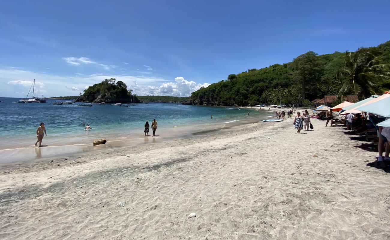 Фото Crystal Bay Nusa Penida с белый песок поверхностью