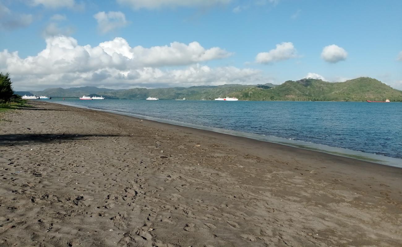 Фото Napak Tilas Beach с светлый песок поверхностью