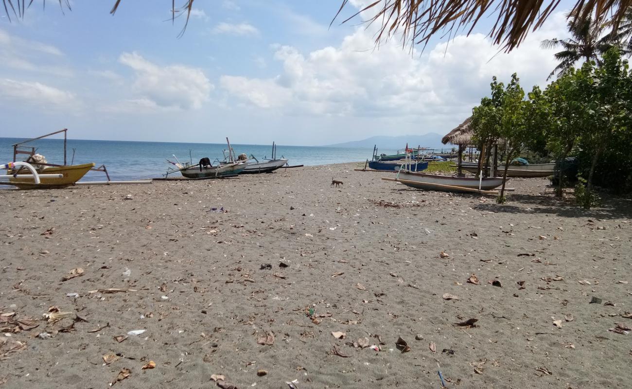 Фото Karang Bangket Beach с темный песок поверхностью