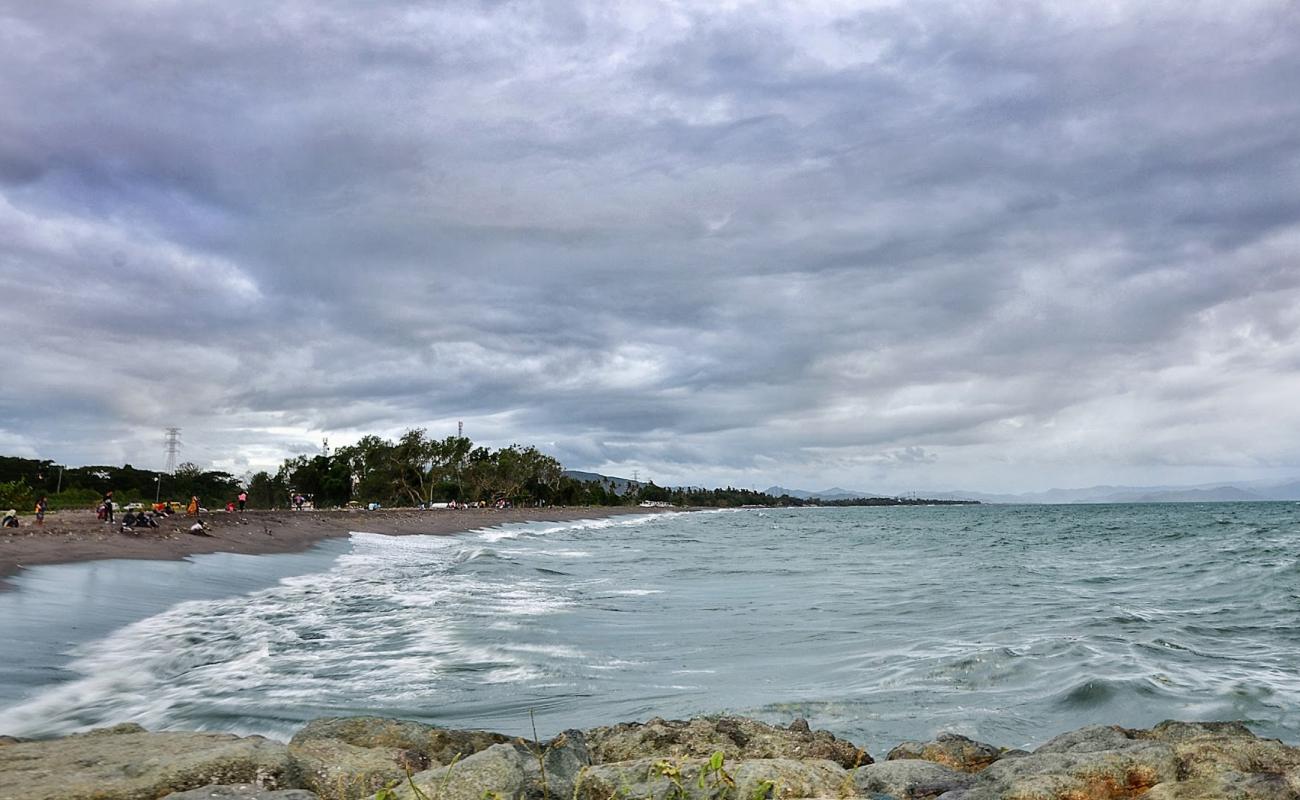 Фото Loang Baloq Beach с темный песок поверхностью