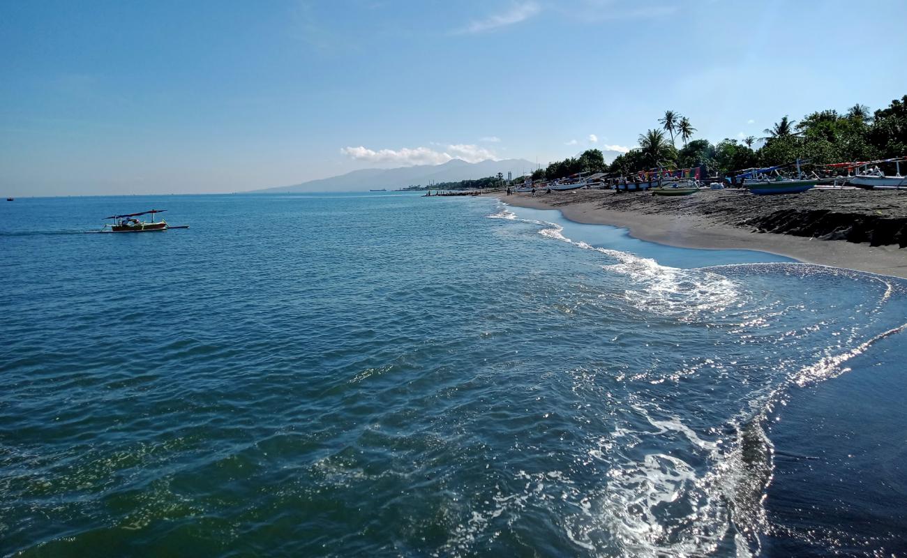 Фото Tanjung Karang Beach с темный песок поверхностью