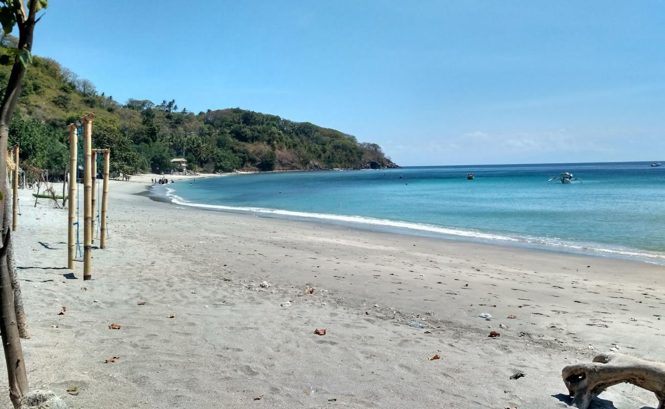 Фото Lendang Luar Beach с светлый песок поверхностью