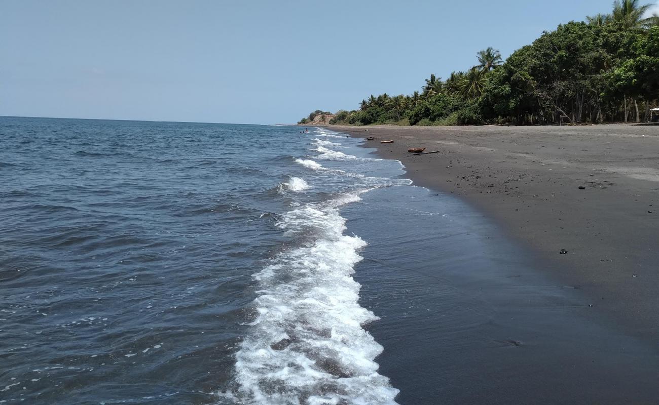 Фото Beraringan beach с темный песок поверхностью