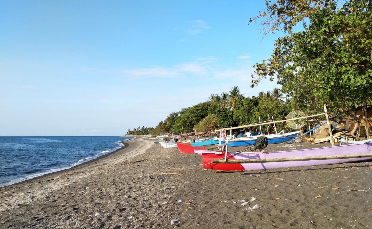 Фото Ketapang Tampes beach с темный песок поверхностью