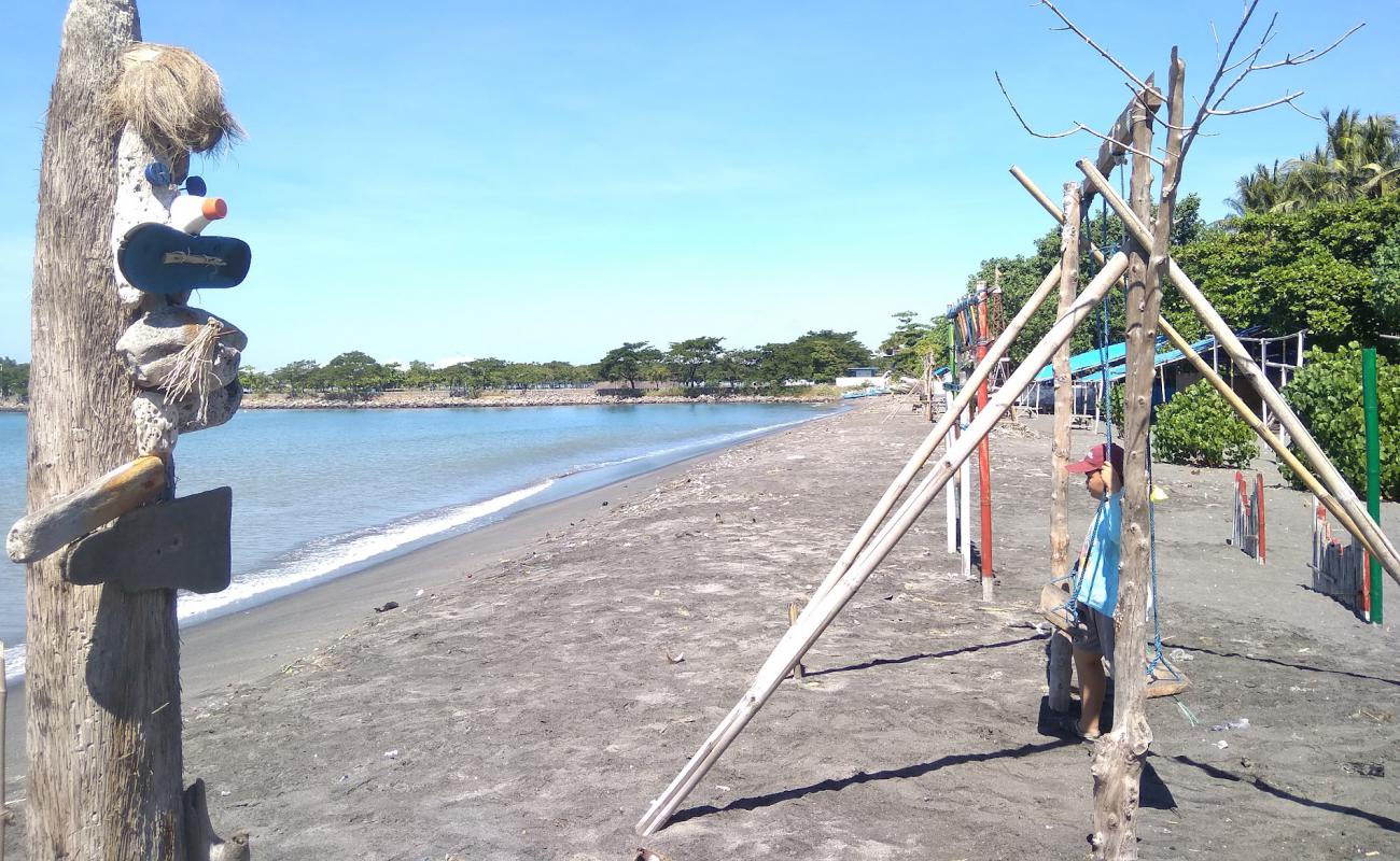 Фото Labuhan Haji beach с светлый песок поверхностью