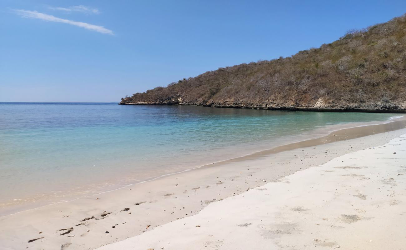 Фото Semangkok Beach с светлый песок поверхностью