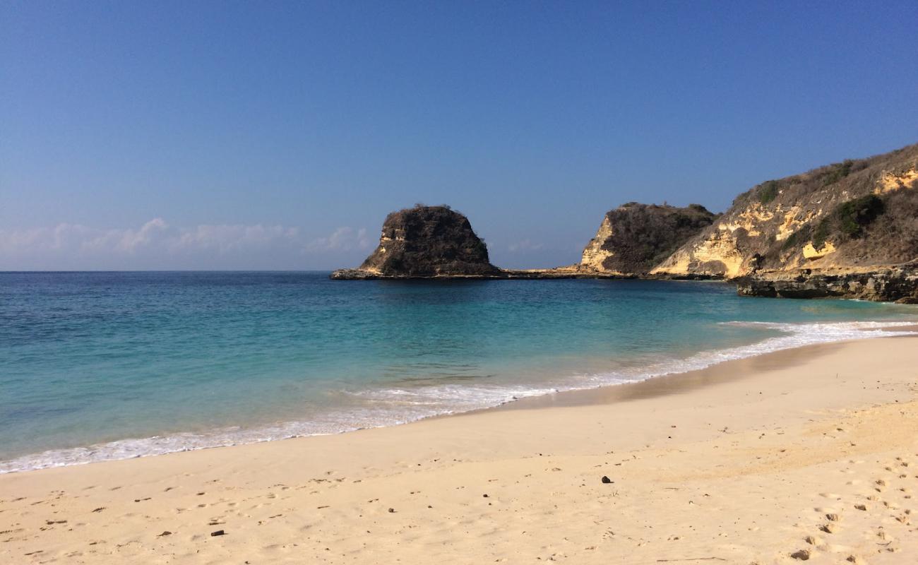 Фото Tanjung Bloam Beach с светлый песок поверхностью