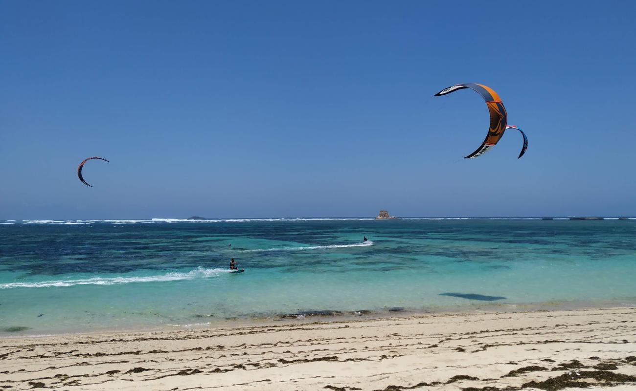 Фото Kaliantan Beach с светлый песок поверхностью