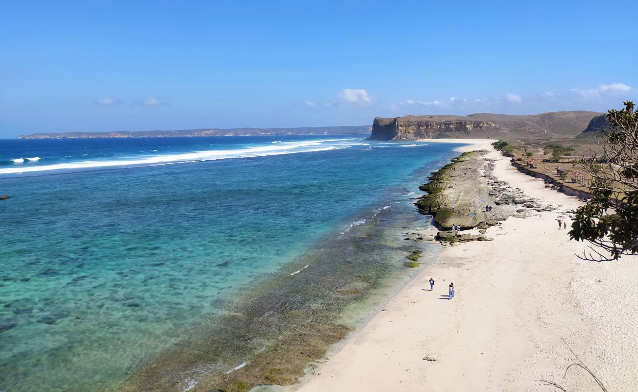 Фото Kura-kura Beach с светлый песок поверхностью