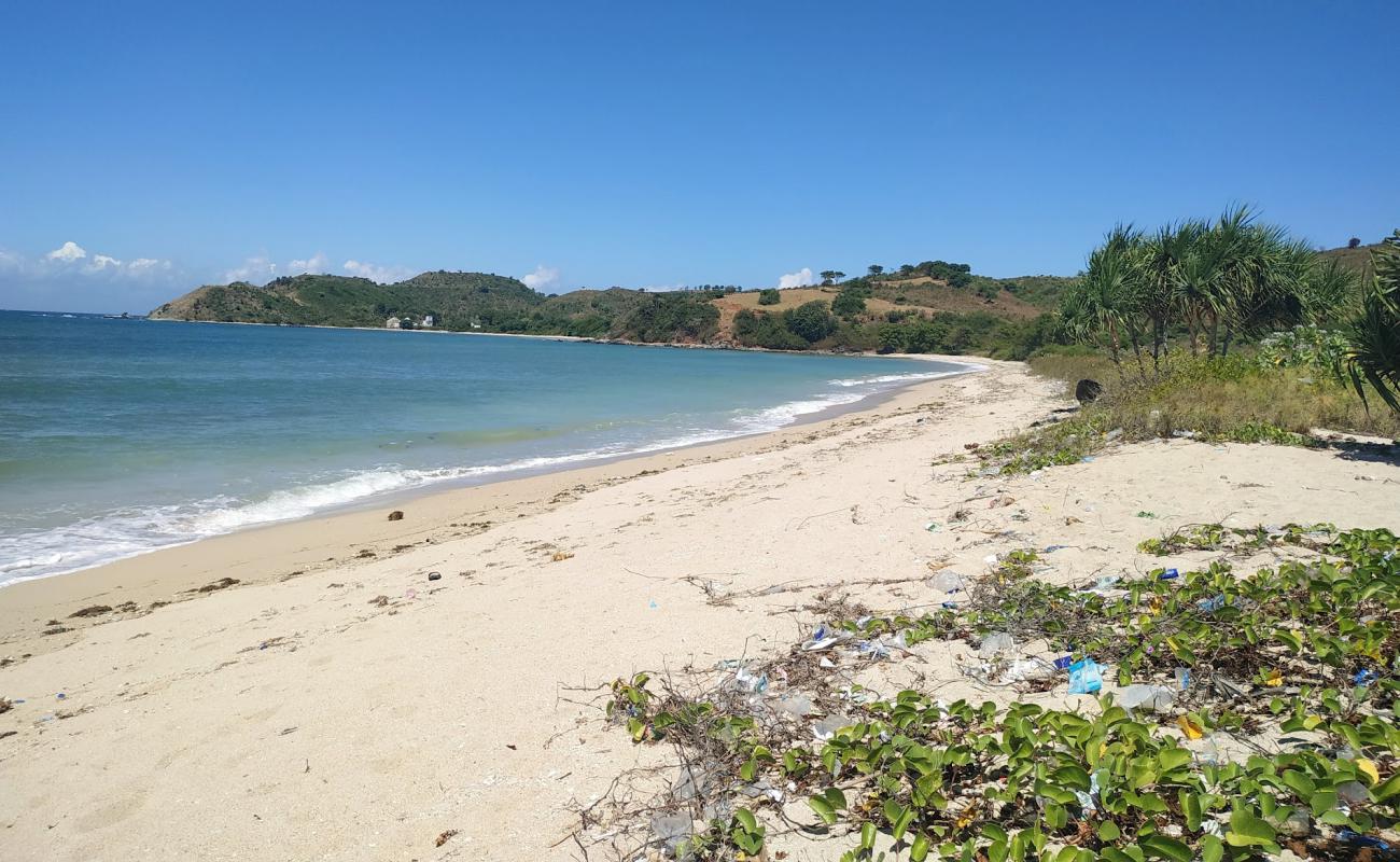 Фото Sokat Beach с светлый песок поверхностью