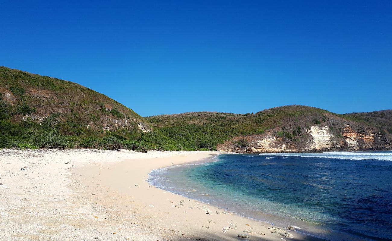 Фото Teluk Ujung Beach с светлый песок поверхностью