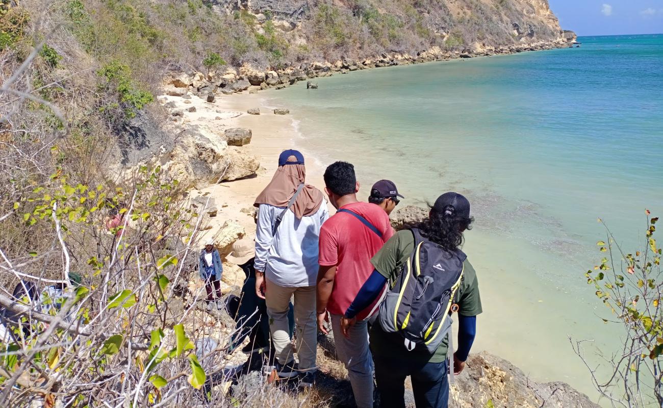 Фото Batu Jangak Beach с песок с камнями поверхностью