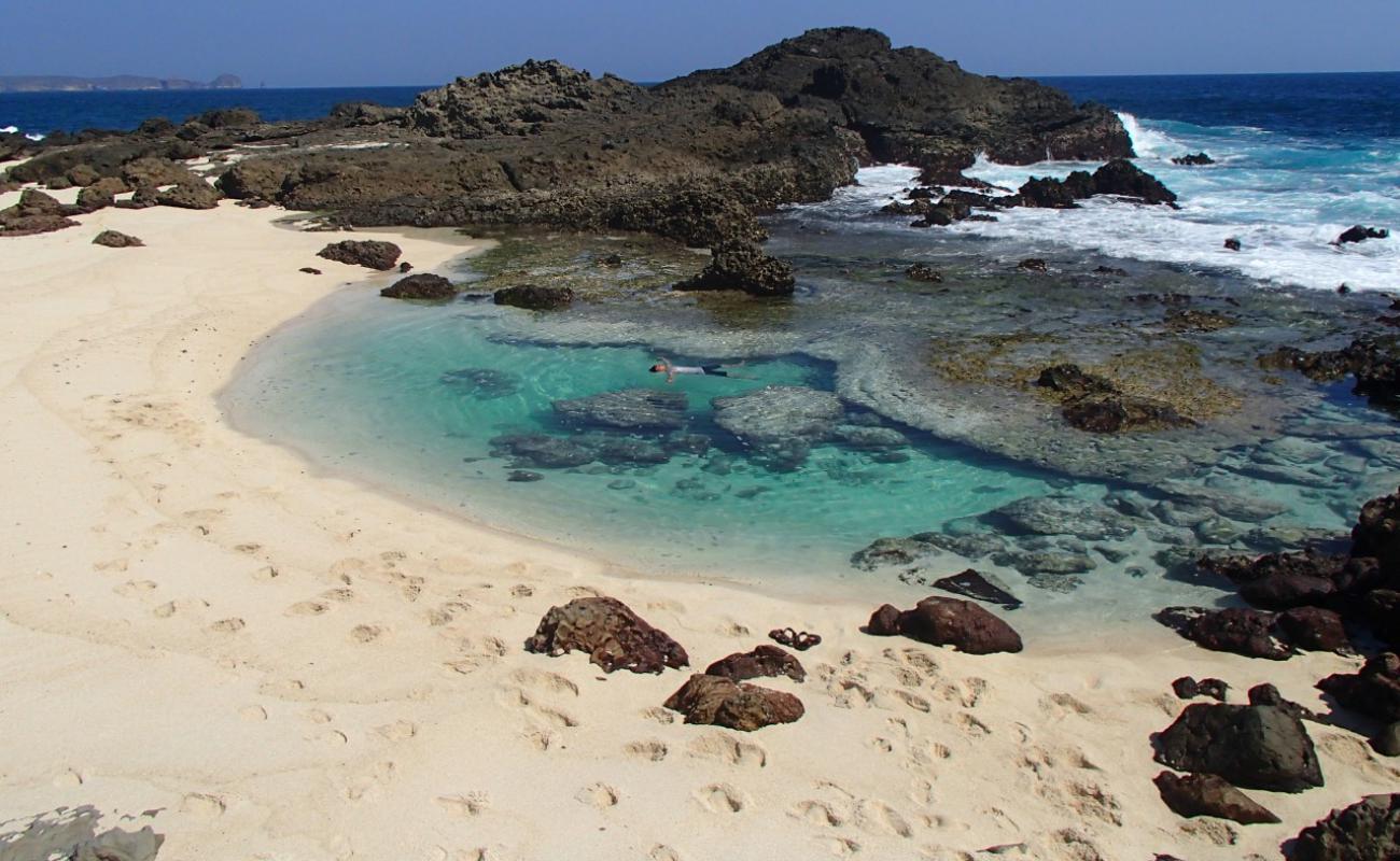 Фото Hidden Beach с светлый песок поверхностью