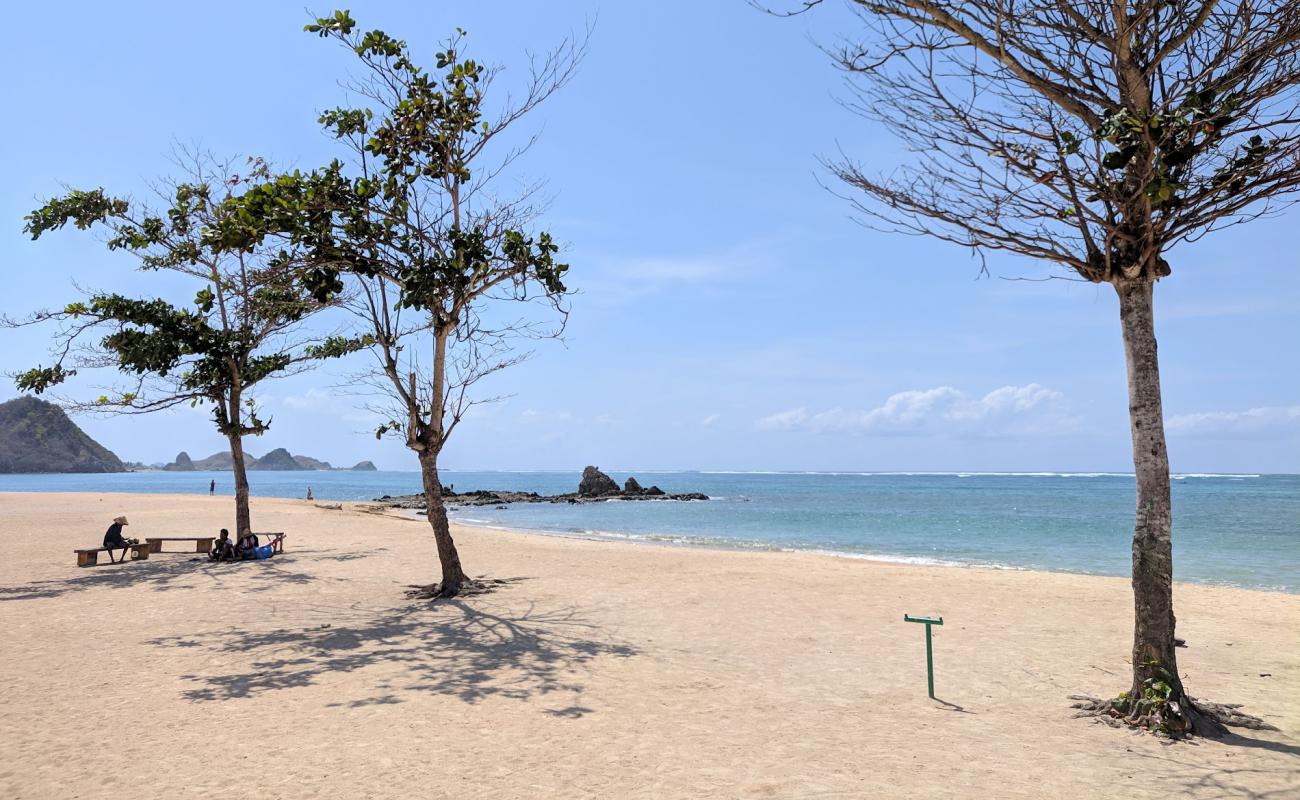 Фото Kuta Mandalika Beach с светлый песок поверхностью