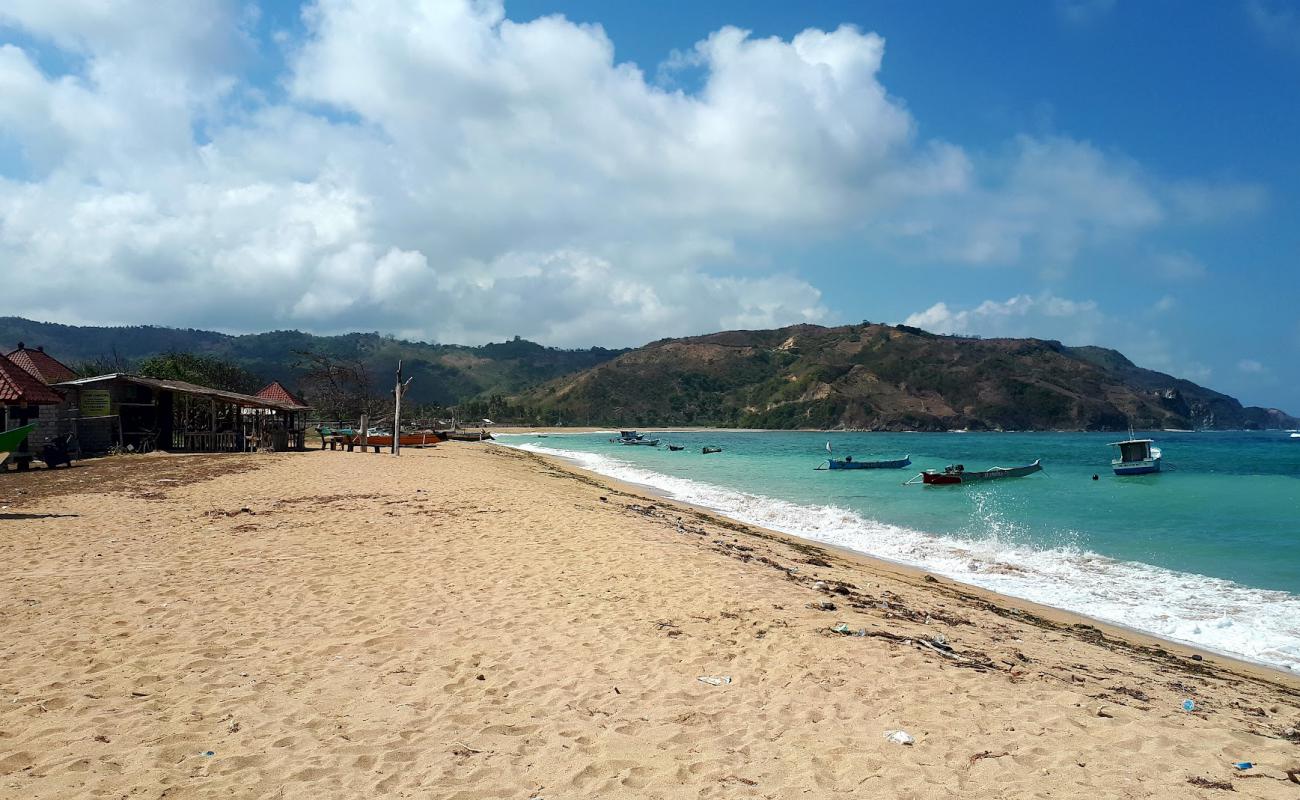 Фото Areguling Beach с светлый песок поверхностью