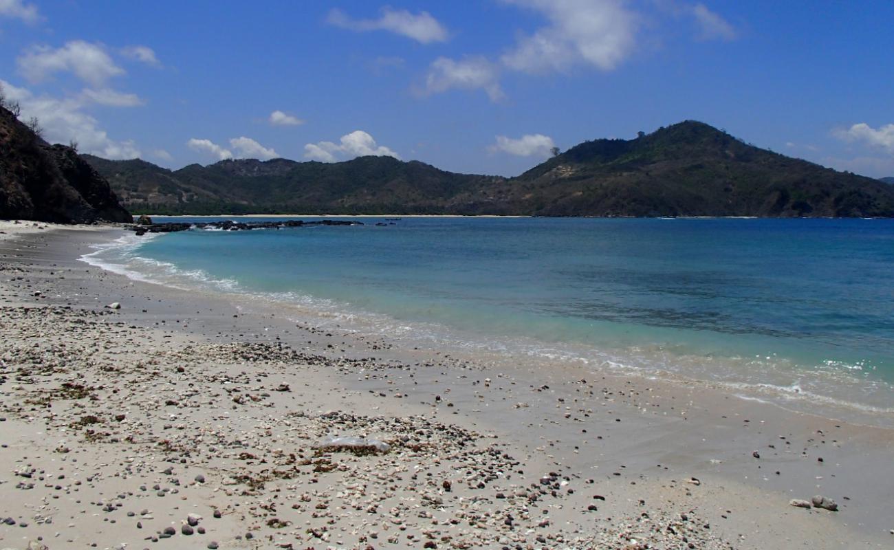 Фото Panggang Beach с светлый песок поверхностью