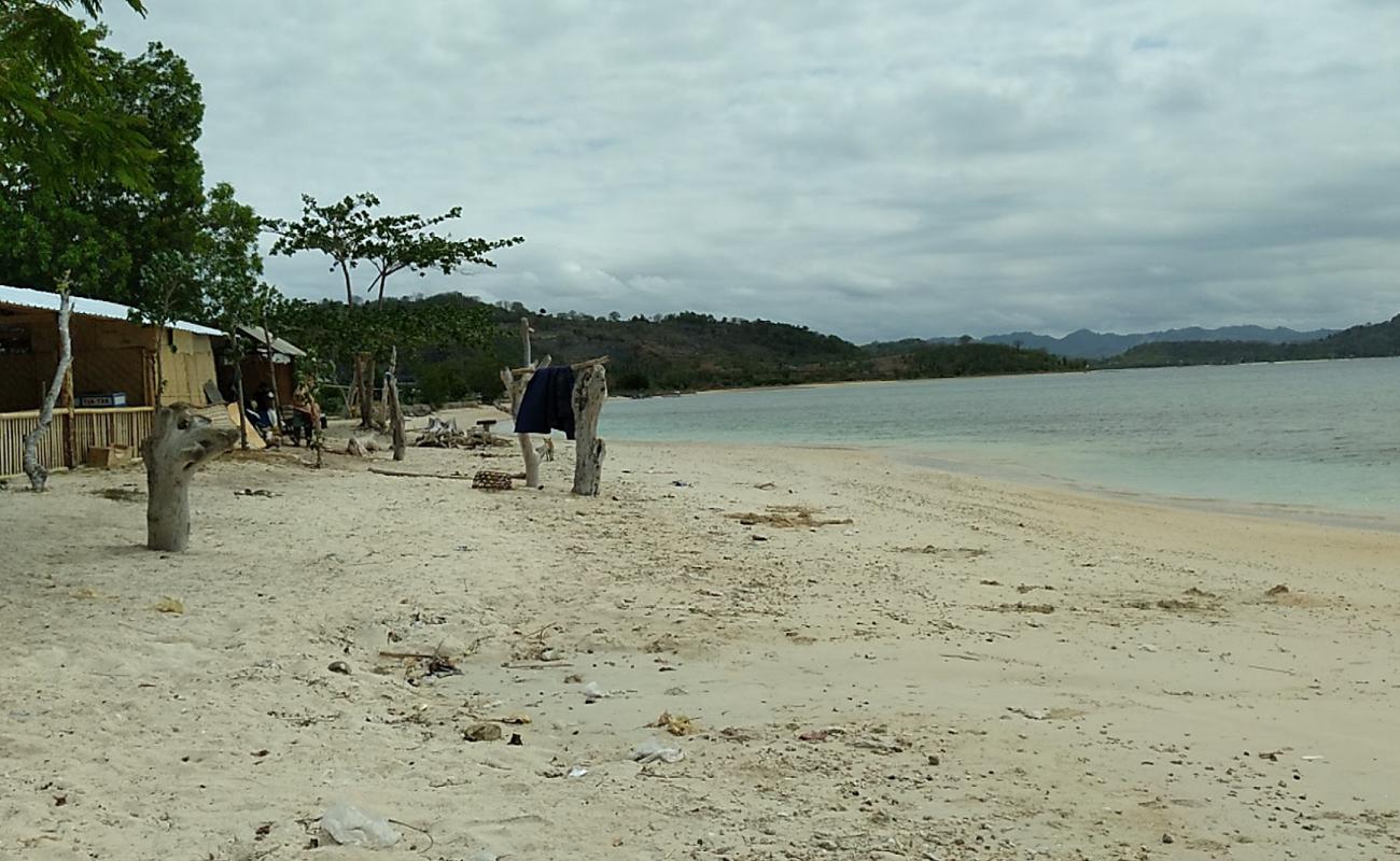 Фото Pesisir Mas Beach с песок с камнями поверхностью