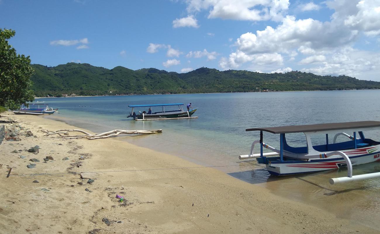 Фото Laut Biru Beach с светлый песок поверхностью