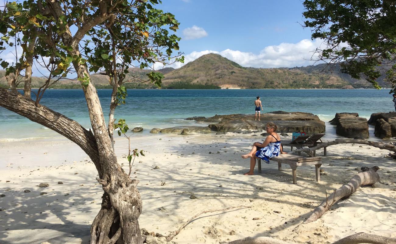 Фото Gili Kedis Beach с белый песок поверхностью