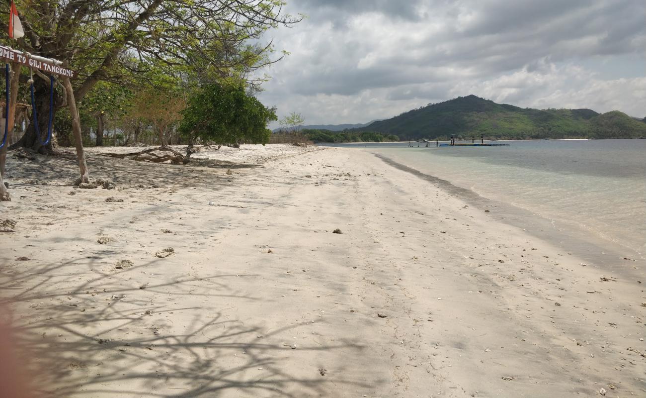 Фото Gili Tangkong Beach с белый песок поверхностью