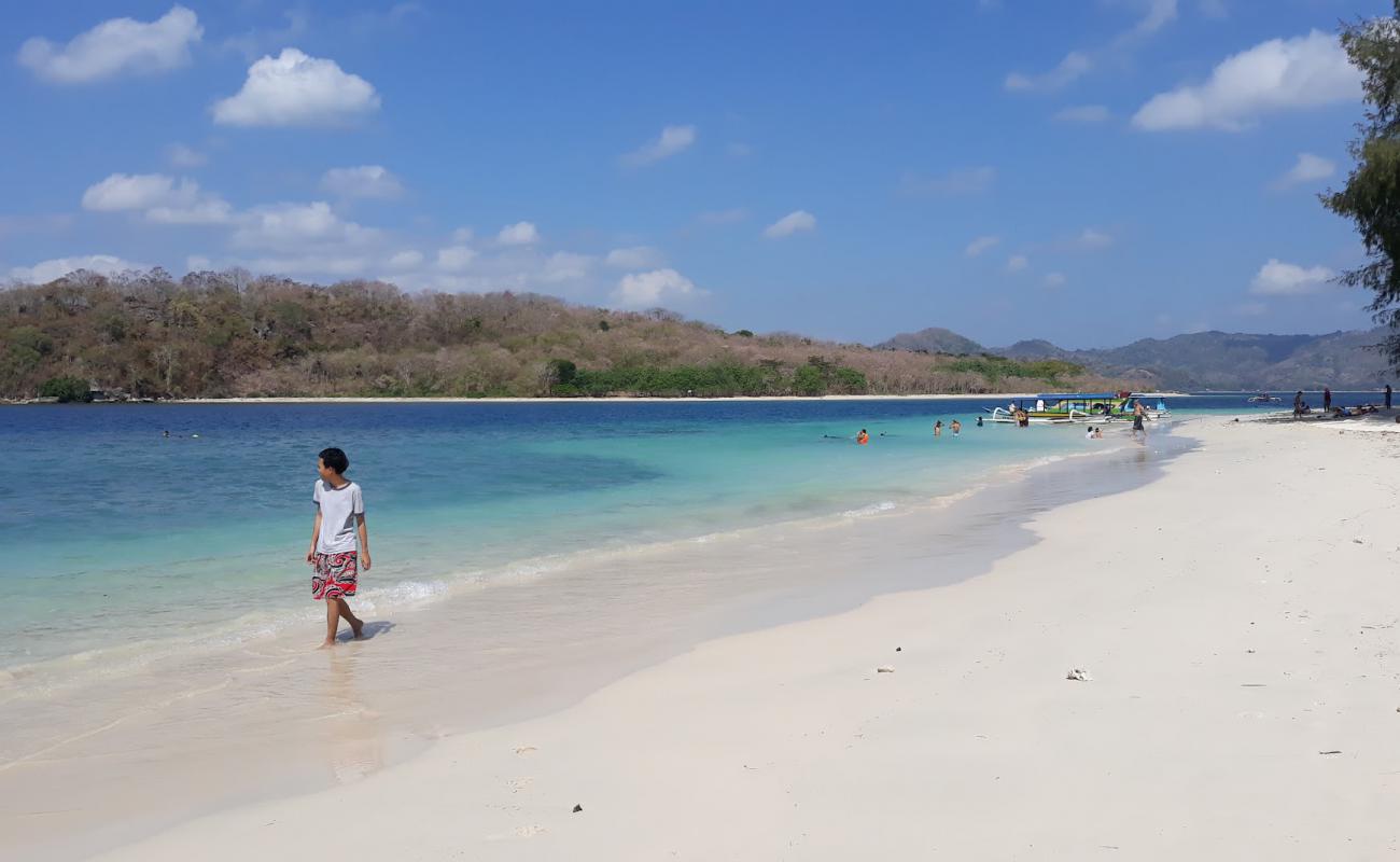 Фото Gili Nangu Beach с белый чистый песок поверхностью