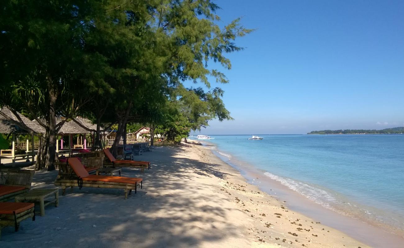 Фото Gili Air Camilla Beach с светлый песок поверхностью