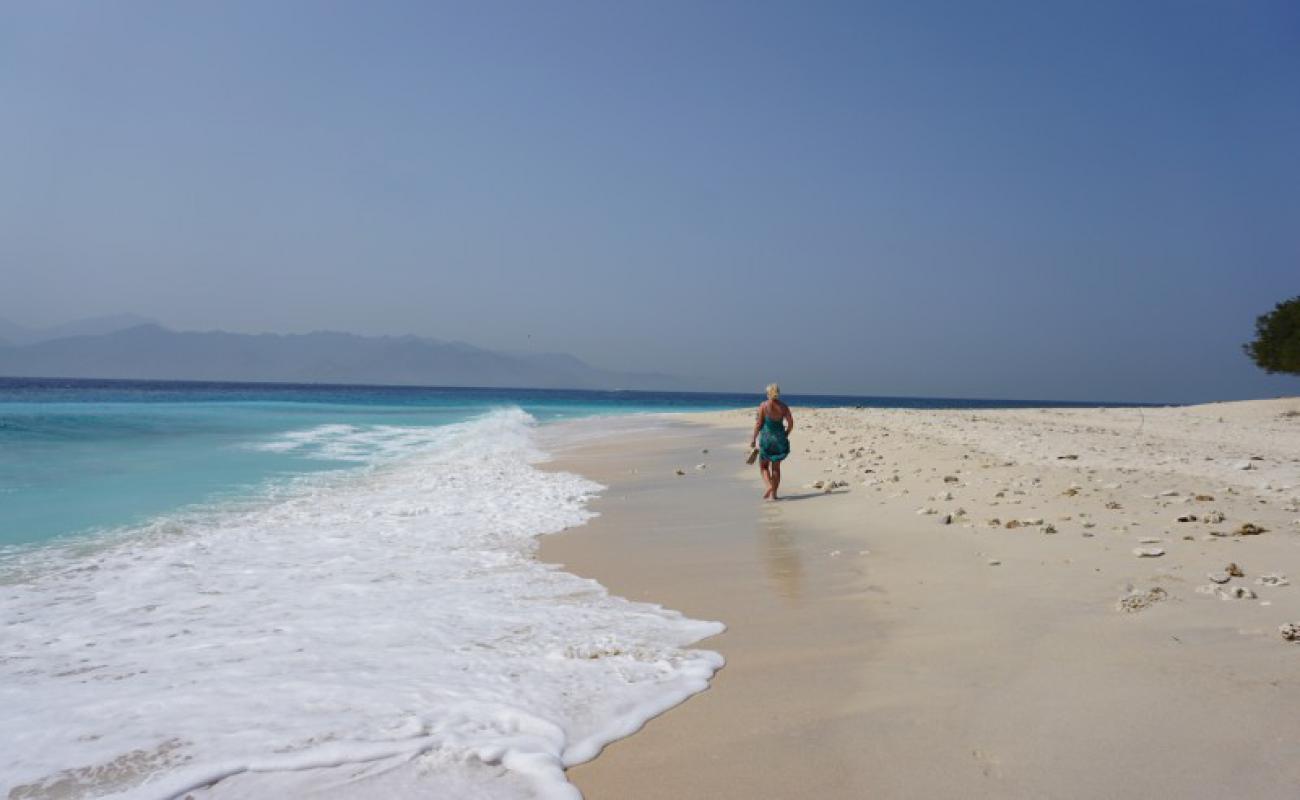 Фото Gili Meno South-East Beach с светлый песок поверхностью