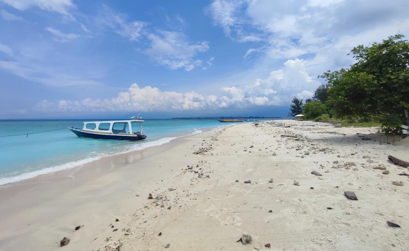 Фото Gili Meno Mimpi Beach с светлый песок поверхностью