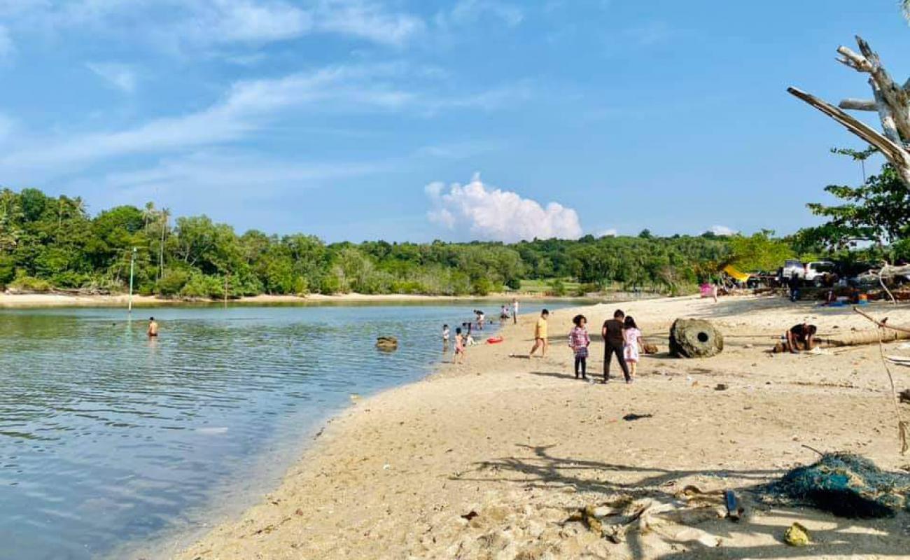 Фото Bahagia Beach с золотой ракушечник поверхностью