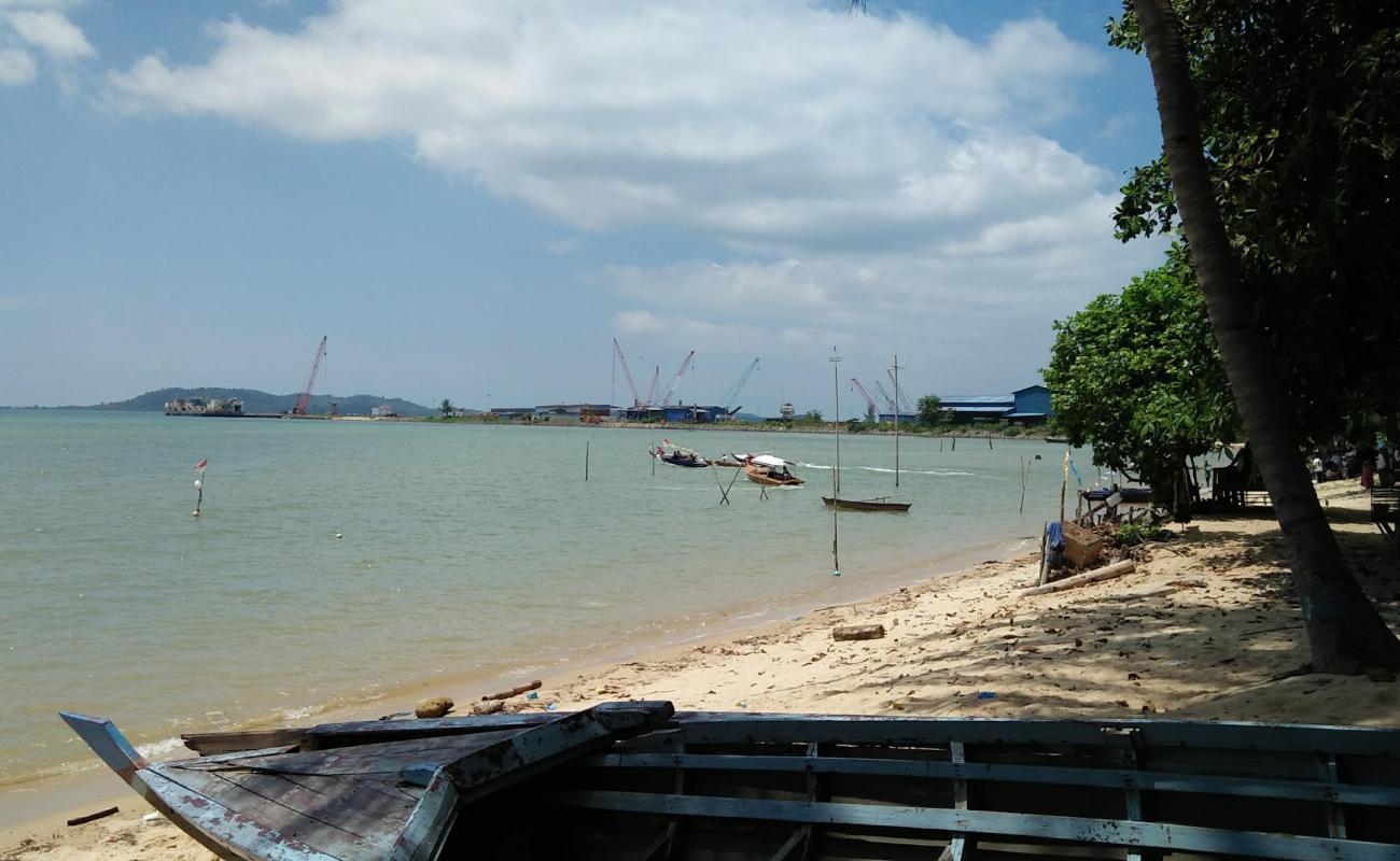 Фото Pantai Panau с светлый песок поверхностью