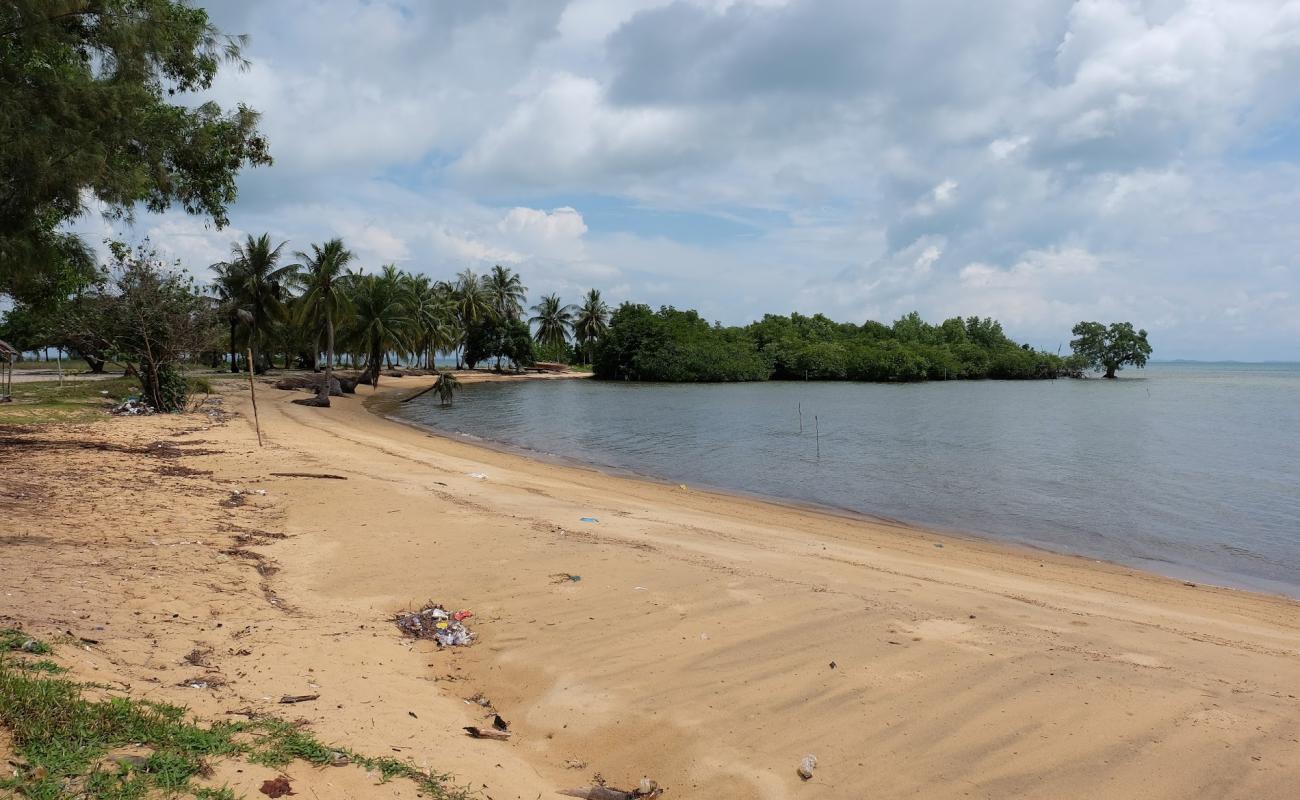 Фото Sembulang Beach с светлый песок поверхностью