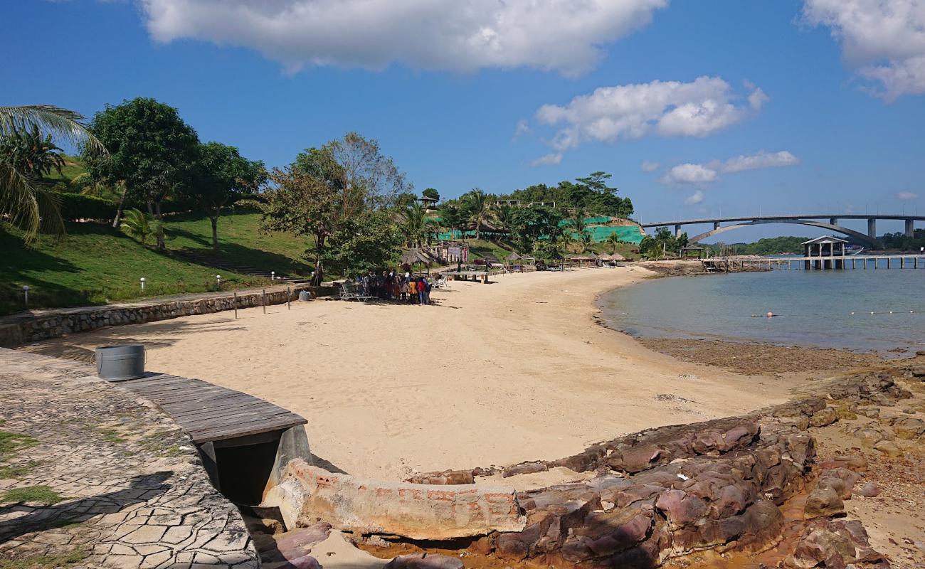 Фото Pantai Jembatan 5 с светлый песок поверхностью